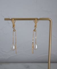 Egg+tataki seesaw earring (WH / PK)