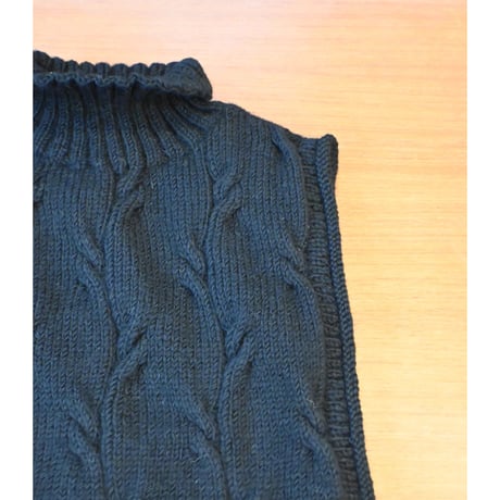 HAU hand knit demi-vest 'Nepal'