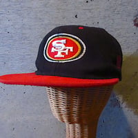 ビンテージ90’s●San Francisco 49ers刺繍入り6パネルスナップバックキャップ黒×赤●260925d1-m-cp-bbアメリカンフットボール帽子NFL古着