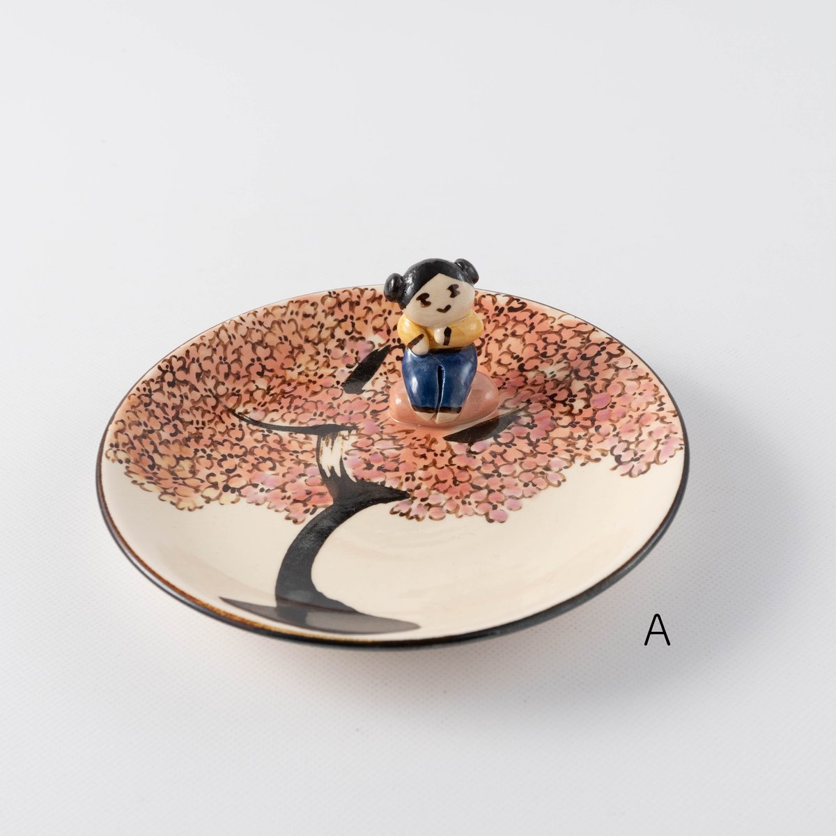 斎藤知 4.5寸丸皿 花守唐子 | ぶどうのたね