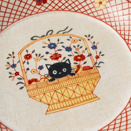 舘真由美　黒猫花籠図皿