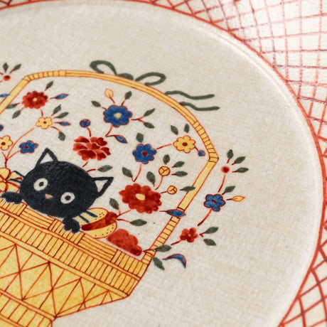 舘真由美　黒猫花籠図皿