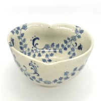 379 染付小花文猪目茶碗　12.5×7.6cm