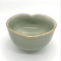 744 猪目茶碗　青磁　12.9×7.9cm