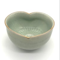 745 猪目茶碗　青磁　13.0×7.7cm