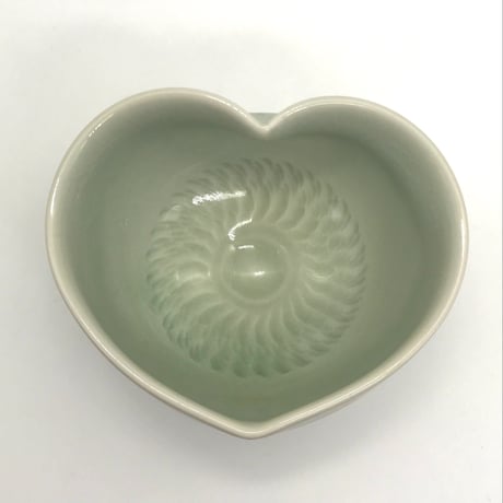 747 猪目茶碗　青磁　13.1×7.9cm