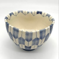 755 染付矢絣文猪目茶碗　13.2×9.3cm