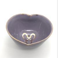B163 猪目茶碗　鳩羽灰菫 + 金リボン　13.6×8.8cm