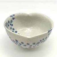 B15 染付小花文猪目茶碗　13.7×8.0cm