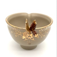 Q48 片口　蝶花　グレージュ　12.9×9.0cm