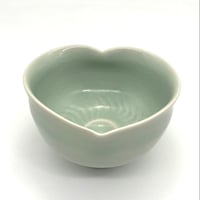 742 猪目茶碗　青磁　12.3×7.3cm