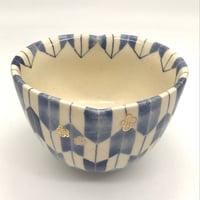 754 染付矢絣文猪目茶碗　13.6×9.5cm