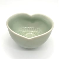 747 猪目茶碗　青磁　13.1×7.9cm