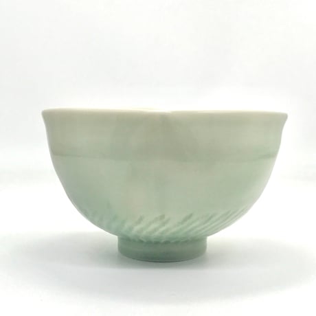 747 猪目茶碗　青磁　13.1×7.9cm