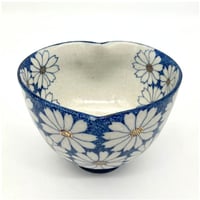 B99 染付花文様猪目茶碗　13.9×9.4cm