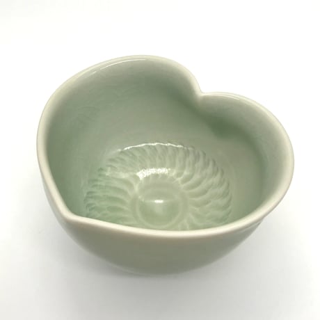 747 猪目茶碗　青磁　13.1×7.9cm
