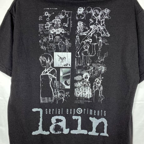 【serial experiments lain × messa】She Knows... Tシャツ -BLACK-