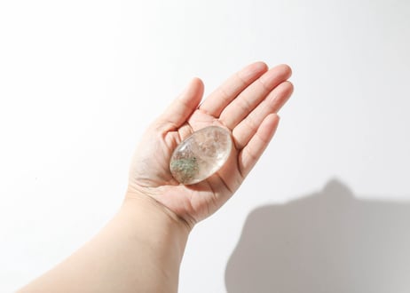 葉月ゆうによる技封入❣️【日々あらゆる面でますます良くなっていく】虹入り ガーデンクォーツ 握り石
