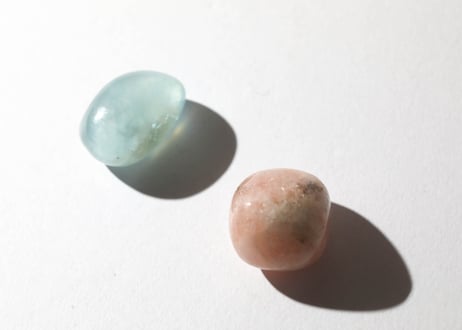 【愛と癒やしのお守り】モルガナイト＆アクアマリン タンブルセット 手編みの巾着付き