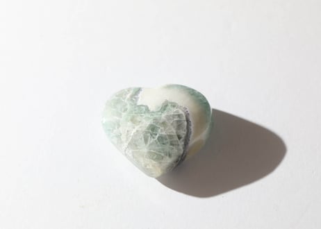 【悟った至福のシッディ】＆〈タイムウェーバーによる長所を認識し、直観的で可能性に満ちた人生を引き寄せる調整入り〉オリジナルカード付き❣️ フローライト＆カルサイト ハート