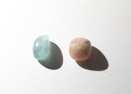 【愛と癒やしのお守り】モルガナイト＆アクアマリン タンブルセット 手編みの巾着付き