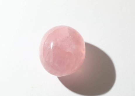 〈タイムウェーバーによる全世界にとってポジティブな存在になる調整入り〉虹入り ハイクオリティローズクォーツ 握り石