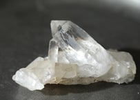 【悟りのシッディ入り】虹入り ガネッシュヒマール産水晶 ミニクラスター