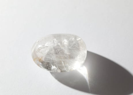 【悟った至福のシッディ】＆〈タイムウェーバーによるカルマを解放し、良い人生の流れに乗る調整入り〉オリジナルカード付き❣️ クリアクォーツ 握り石
