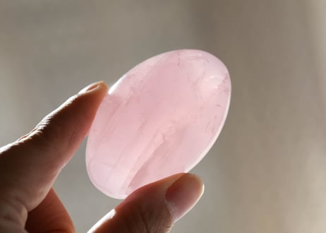 【悟った至福のシッディ】＆大技封入❣️【悩みを食べてくれる龍神】ローズクォーツ 握り石