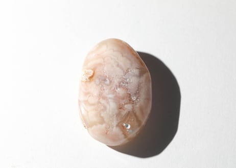 【悟った至福のシッディ】＆〈タイムウェーバーによる長所を認識し、直観的で可能性に満ちた人生を引き寄せる調整入り〉オリジナルカード付き❣️ チェリーブロッサムアゲート 握り石