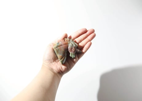 葉月ゆうによる技封入❣️【奇跡に包まれる/魔除けの結界】オーシャンジャスパーのカラフルユニコーン 手編みの巾着付き ※イベントクーポン使用不可
