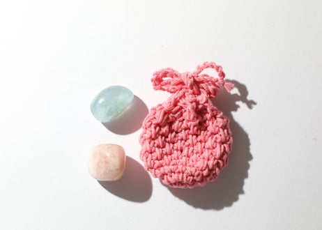 【愛と癒やしのお守り】モルガナイト＆アクアマリン タンブルセット 手編みの巾着付き
