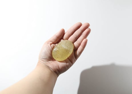 【悟った至福のシッディ】＆葉月ゆうによる技封入❣️【ポジティブな人生の流れを目覚めさせる】バーントシトリン 握り石