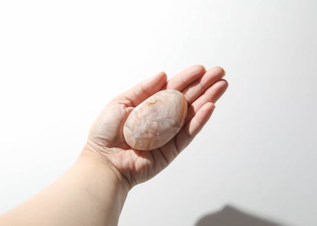 【悟った至福のシッディ】＆〈タイムウェーバーによる長所を認識し、直観的で可能性に満ちた人生を引き寄せる調整入り〉オリジナルカード付き❣️ チェリーブロッサムアゲート 握り石