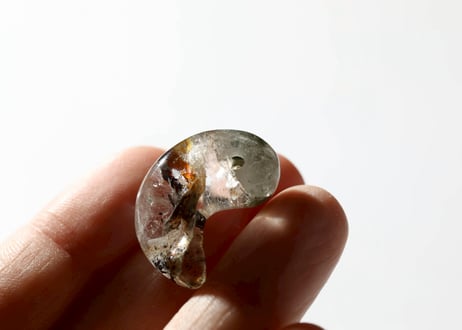 【悟りのシッディ入り】ガネッシュヒマール産水晶 勾玉