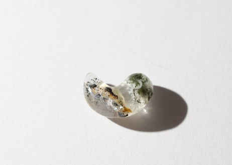 【悟りのシッディ入り】ガネッシュヒマール産水晶 勾玉