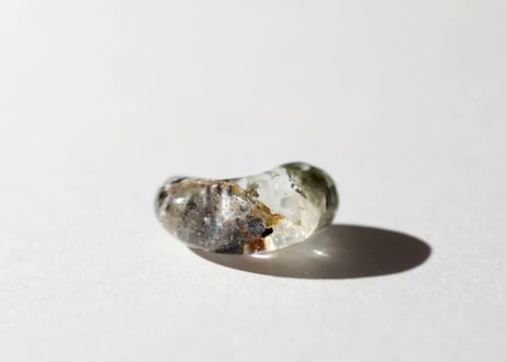 【悟りのシッディ入り】ガネッシュヒマール産水晶 勾玉