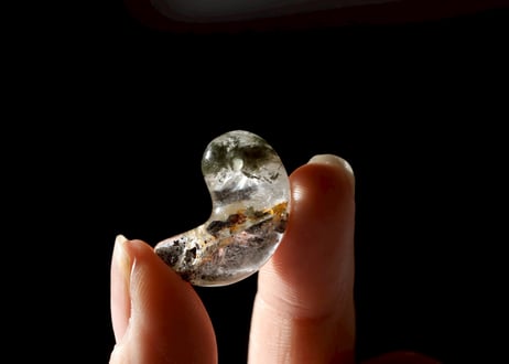 【悟りのシッディ入り】ガネッシュヒマール産水晶 勾玉