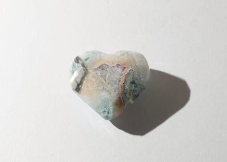 【委ねる安心感】フローライト＆アゲート ハート 手編みの巾着付き