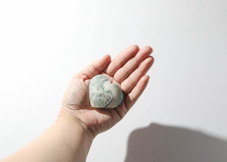 【悟った至福のシッディ】＆〈タイムウェーバーによる長所を認識し、直観的で可能性に満ちた人生を引き寄せる調整入り〉オリジナルカード付き❣️ フローライト＆カルサイト ハート