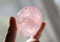 〈タイムウェーバーによる全世界にとってポジティブな存在になる調整入り〉虹入り ハイクオリティローズクォーツ 握り石