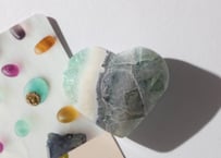 【悟った至福のシッディ】＆〈タイムウェーバーによる長所を認識し、直観的で可能性に満ちた人生を引き寄せる調整入り〉オリジナルカード付き❣️ フローライト＆カルサイト ハート