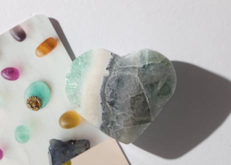 【悟った至福のシッディ】＆〈タイムウェーバーによる長所を認識し、直観的で可能性に満ちた人生を引き寄せる調整入り〉オリジナルカード付き❣️ フローライト＆カルサイト ハート