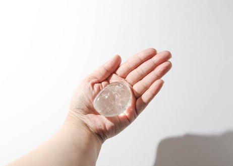 【悟った至福のシッディ】＆〈タイムウェーバーによるカルマを解放し、良い人生の流れに乗る調整入り〉オリジナルカード付き❣️ クリアクォーツ 握り石