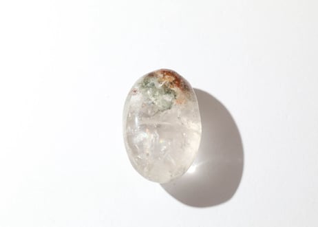葉月ゆうによる技封入❣️【日々あらゆる面でますます良くなっていく】虹入り ガーデンクォーツ 握り石