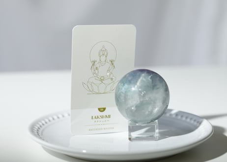 葉月ゆうによる技封入❣️【ラクシュミーの美とアバンダンスのエナジー】オリジナルカード付き 虹入り フローライト スフィア