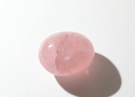 〈タイムウェーバーによる全世界にとってポジティブな存在になる調整入り〉虹入り ハイクオリティローズクォーツ 握り石