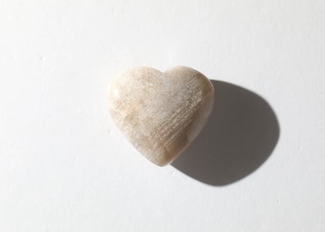 【悟った至福のシッディ】＆〈タイムウェーバーによるカルマを解放し、良い人生の流れに乗る調整入り〉オリジナルカード付き❣️ ハイクオリティ ムーンストーン ハート