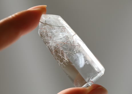 【悟りのシッディ入り】ルチル入り ガネッシュヒマール産水晶 ポイント