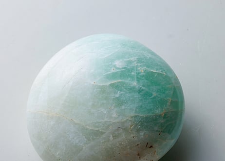 【夏至のストーンヘンジエネルギー封入】ハイクオリティ バイカラーガーニエライト 握り石